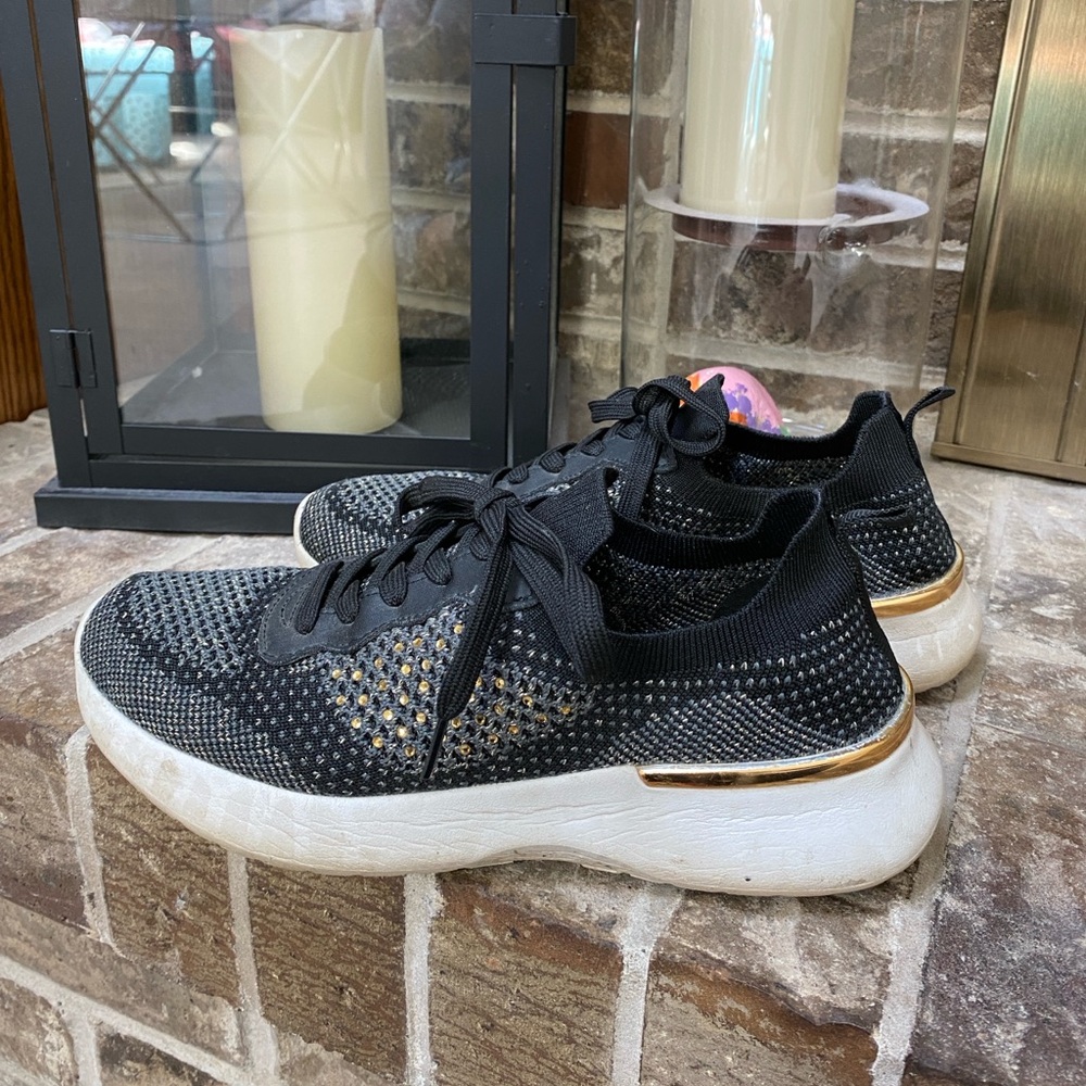 RELIGIOUS COMFORT Rosie Lifestyle Sneaker Black Gold Sneakers Athleisure Shoe
